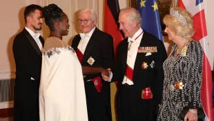 Motsi Mabuse und König Charles III. schütteln sich die Hände beim Staatsbankett