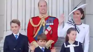 Prinz George, Prinz William, Prinz Louis, Prinzessin Kate und Prinzessin Charlotte