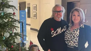 Robert Geiss und Carmen Geiss posieren neben einem geschmückten Weihnachtsbaum in Dezember 2022