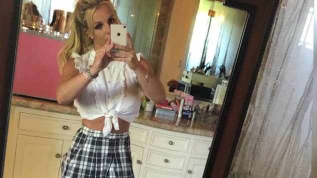 Britney Spears Erinnert Mit Outfit An Baby One More Time