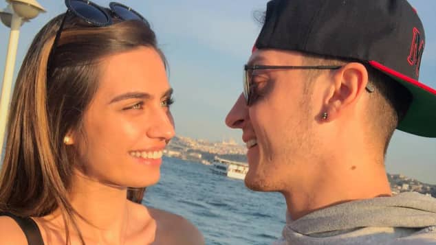 So happy ist Mesut Özil mit Freundin Amine Gülse