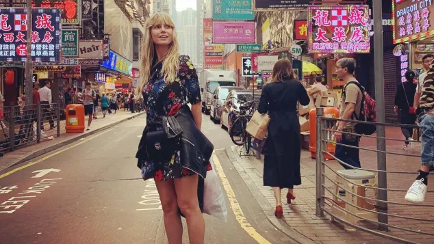 Heidi Klum mit Tasche vor dem Bauch