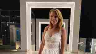 Iris Mareike Steen im weißen Kleid auf Instagram
