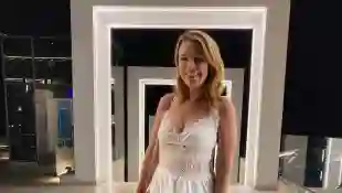 Iris Mareike Steen im weißen Kleid auf Instagram