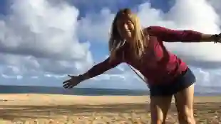 Manuela Reimann beim Strandspaziergang auf Oahu