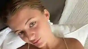 Emma Schweiger Selfie im Bett auf Instagram