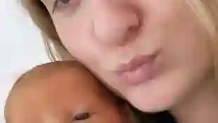 Meghan Trainor mit ihrem Baby
