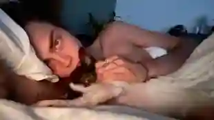 Cara Delevingne nackt im Bett mit Hund auf Instagram