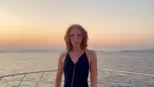 Anna Ermakova posiert auf Instagram auf einer Yacht vor Sardinien