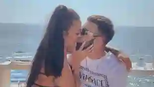 Elena Miras und Rapper Xellen7 küssen sich im Urlaub 2021
