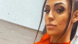 Elena Miras im Minikleid mit XXL-Ausschnitt