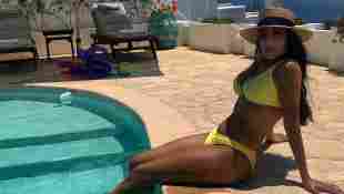 Senna Gammour im gelben Bikini am Pool auf Instagram