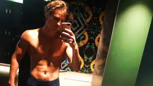 Kristo Ferkic zeigt seinen trainierten Oberkörper