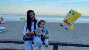 Elena Miras und ihre Tochter am Strand auf Instagram