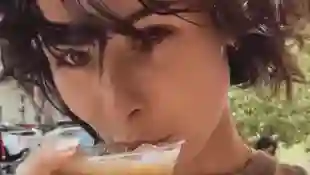 Lena Meyer-Landrut mit lockigen Haaren