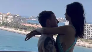 Paola Marias Freund zeigt sein Tattoo von ihr