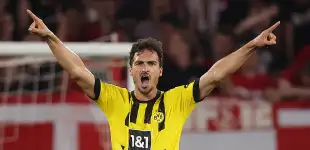 Mats Hummels streckt die Arme freudig in die Luft bei einem BVB-Fußballspiel