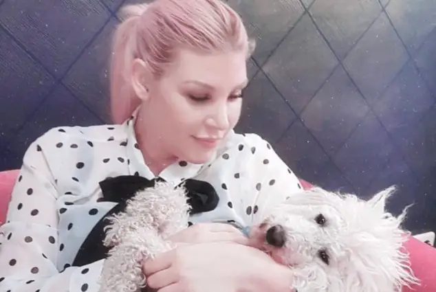 „Berlin - Tag und Nacht“-Darstellerin Laura Maack mit Hund Mucki