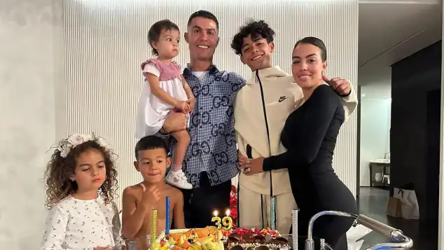 Alana Martina, Mateo, Bella Esmeralda, Cristiano Ronaldo, Cristiano Jr. und Georgina Rodriguez