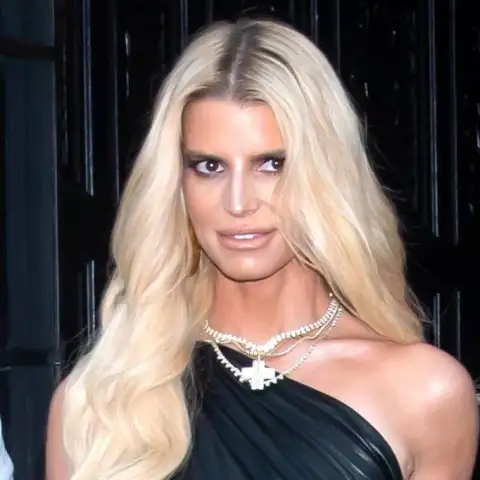 Jessica Simpson in einer langen schwarzen Robe 2023