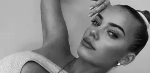 schwarz-weißes Foto von Laura Maria