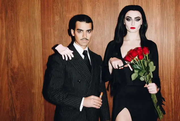 Joe Jonas und Sophie Turner an Halloween 2018. Sie gehen als „Gomez“ und „Mortica Addams“