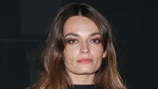 Emma Mackey bei der Pariser Fashion Week im September 2023