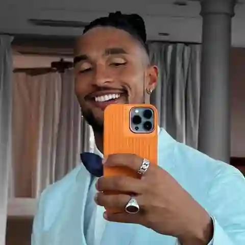David Jackson schießt im Anzug auf Marbella ein Instagram-Selfie von sich im Juni 2022