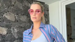 Amelia Spencer im knappen Badeanzug