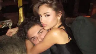 Leni Klum und ihr Freund Aris Rachevsky posieren gemeinsam für ein Pärchenfoto im Dezember 2022