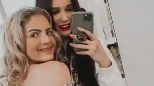 Coupleontour Ina und Vanessa posieren zusammen für ein Spiegel-Selfie