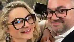 „Hochzeit auf den ersten Blick“-Expertin Dr. Sandra Köhldorfer und Ryan Bank machen ein Selfie nach ihrer Verlobung im TV