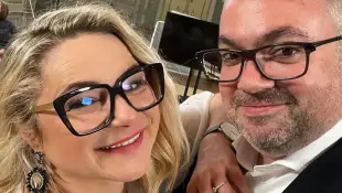 „Hochzeit auf den ersten Blick“-Expertin Dr. Sandra Köhldorfer und Ryan Bank machen ein Selfie nach ihrer Verlobung im TV