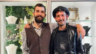 „Bares für Rares“-Star Fabian Kahl posiert für ein Instagram-Foto mit seinem Bruder