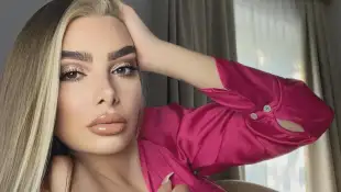 Nathalie Gaus posiert für ein Instagram-Selfie in einer pinken Bluse