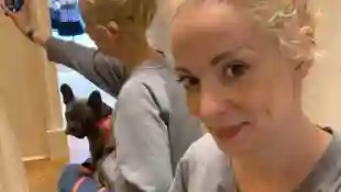 HadeB-Cindy macht für Instagram ein Selfie von sich, auf dem sie ihre Hündin Ella auf dem Schoß hat