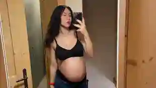 Aurora Ramazzotti macht ein Selfie von ihrem nackten Babybauch
