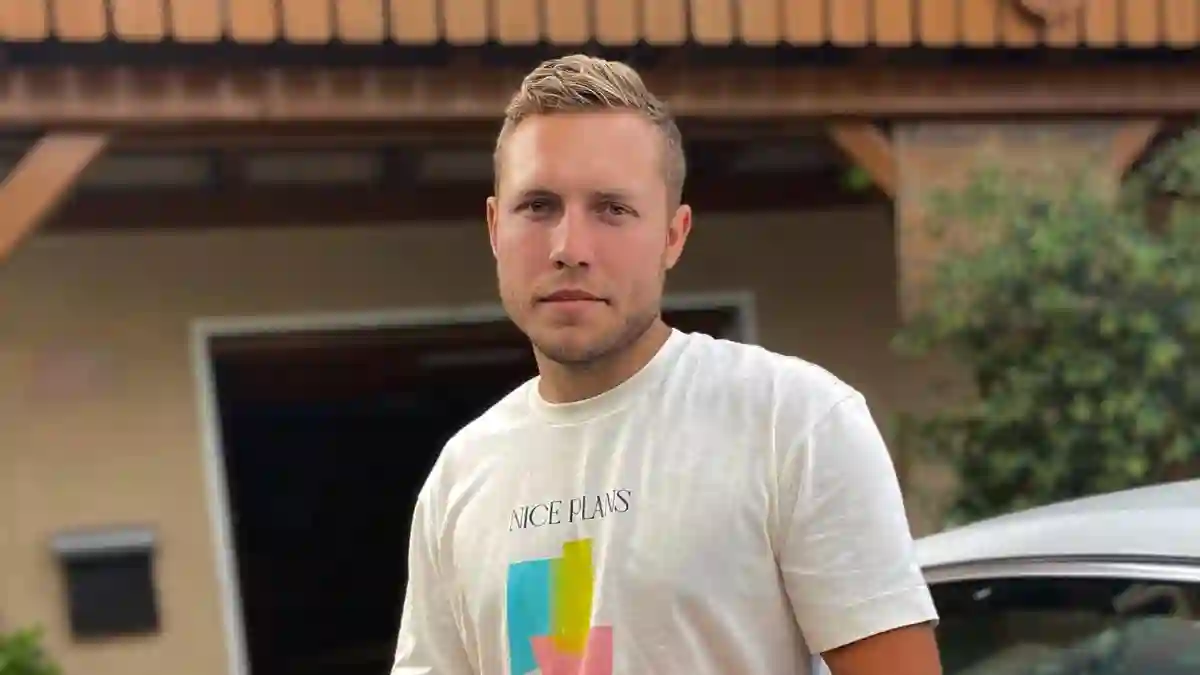 Patrick Romer wurde von Antonia Hemmer in einem weißen T-Shirt fotografiert