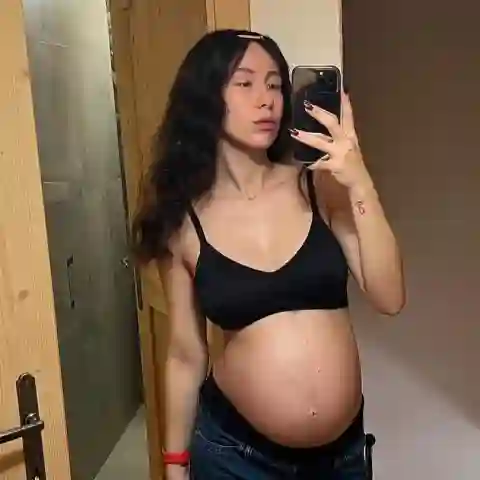 Aurora Ramazzotti macht ein Selfie von ihrem nackten Babybauch