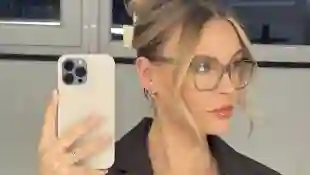 Dagi Bee mit Brille und hochgesteckten Haaren schießt ein Spiegel-Selfie von sich im Januar 2023