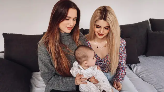 Coupleontour Vanessa und Ina mit ihrem Baby