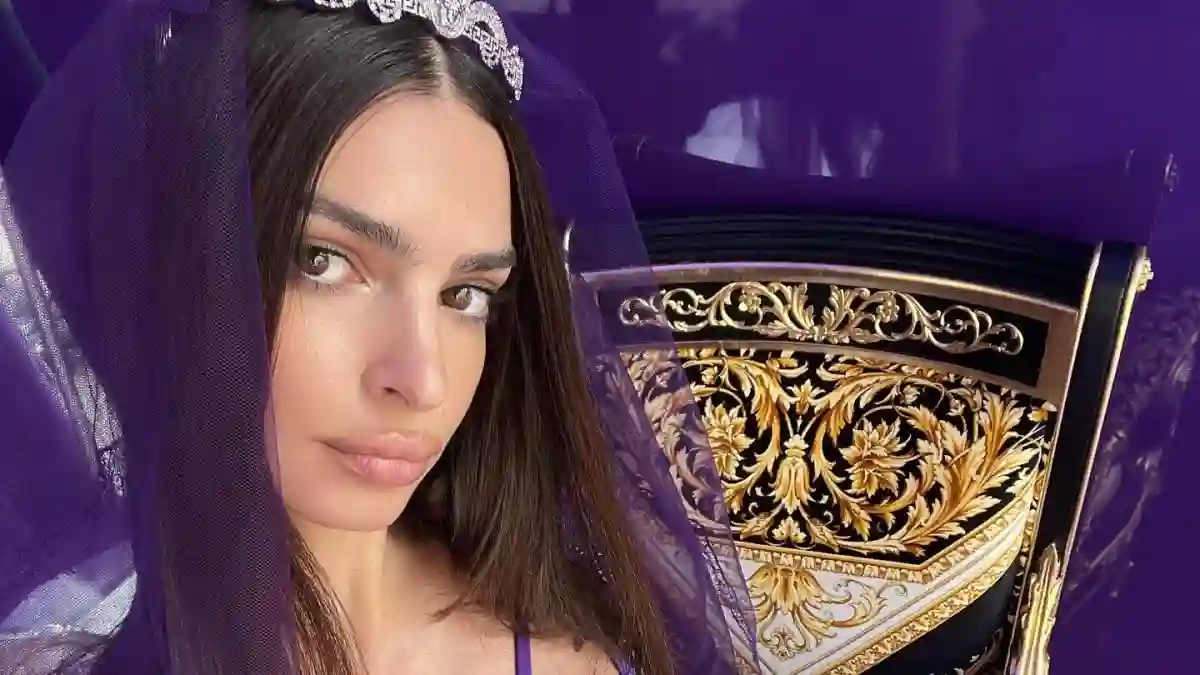 Emily Ratajkowski in einem lilafarbenen Versace-Outfit, das an den Look der Netflix-Serie „Wednesday“ erinnert