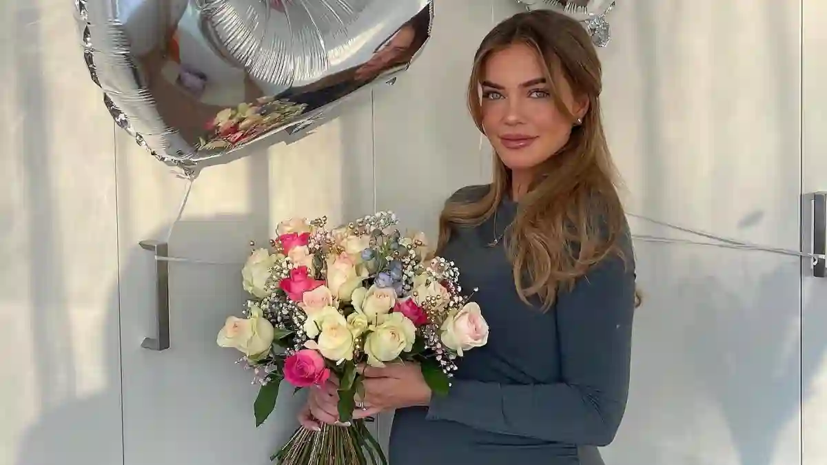 Laura Maria feiert schwanger ihren 27. Geburtstag und postet dazu ein Foto von sich mit Blumenstrauß und Zahlen-Luftballons.