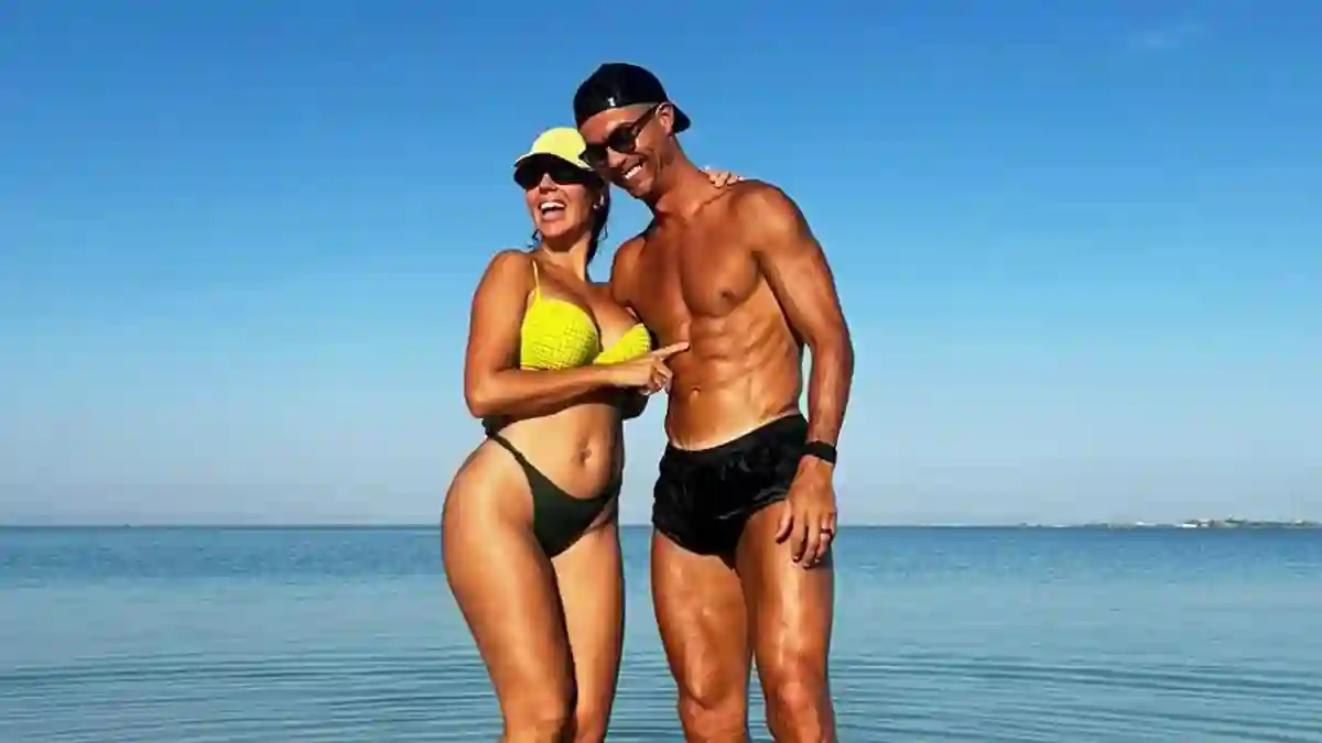Georgina Rodriguez und Cristiano Ronaldo am Strand