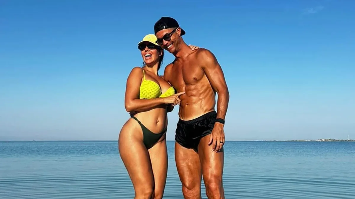 Georgina Rodriguez und Cristiano Ronaldo am Strand