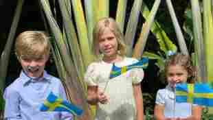 Prinzessin Madeleines Kinder Prinz Nicolas, Prinzessin Leonore und Prinzessin Adrienne mit schwedischen Fahnen auf Instagram