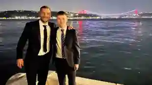 Lukas Podolski posiert mit seinem Sohn Louis