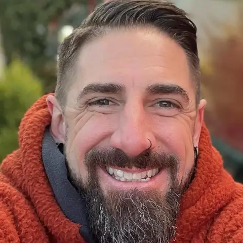 „Die Beet-Brüder“-Star Gunnar Fichter macht ein Selfie von sich während der Dreharbeiten zur VOX-Sendung
