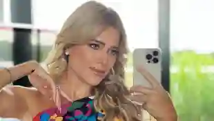 Sylvie Meis macht ein Selfie im Blümchenkleid