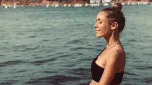 Annemarie Carpendale bikini